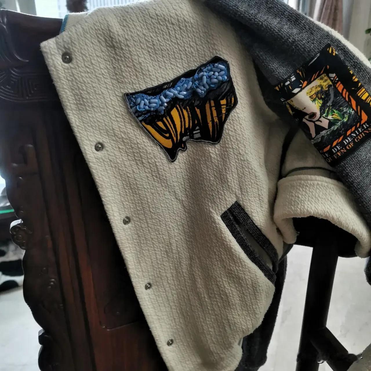 这天叫人摸不着头脑，一会儿冷一会热，一会夏天，一天秋天，我那厚衣服又拿出来了，今