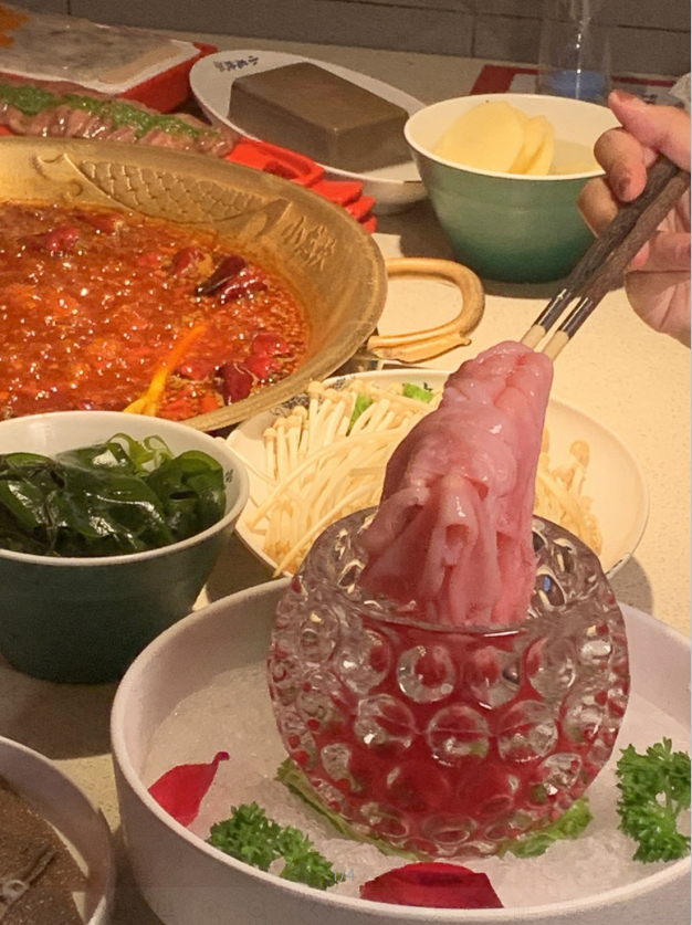 小龙坎十周年活动来啦！十年就爱这一口——#麻辣好味道 就爱小龙坎#！ 辣妹配火锅