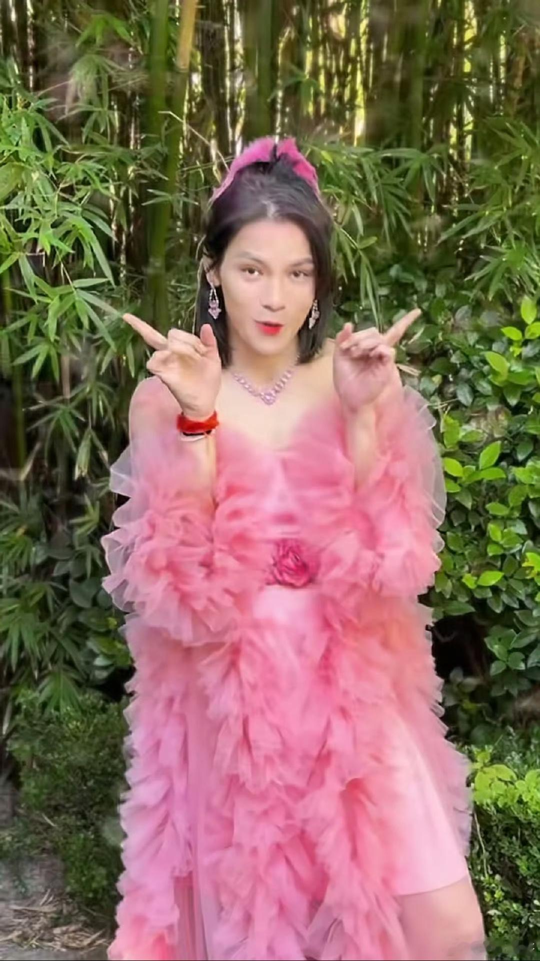 向佐女装撞脸张予曦 看来向佐在抽象的这条路上越走越远了，你还别说，向佐的女装还是