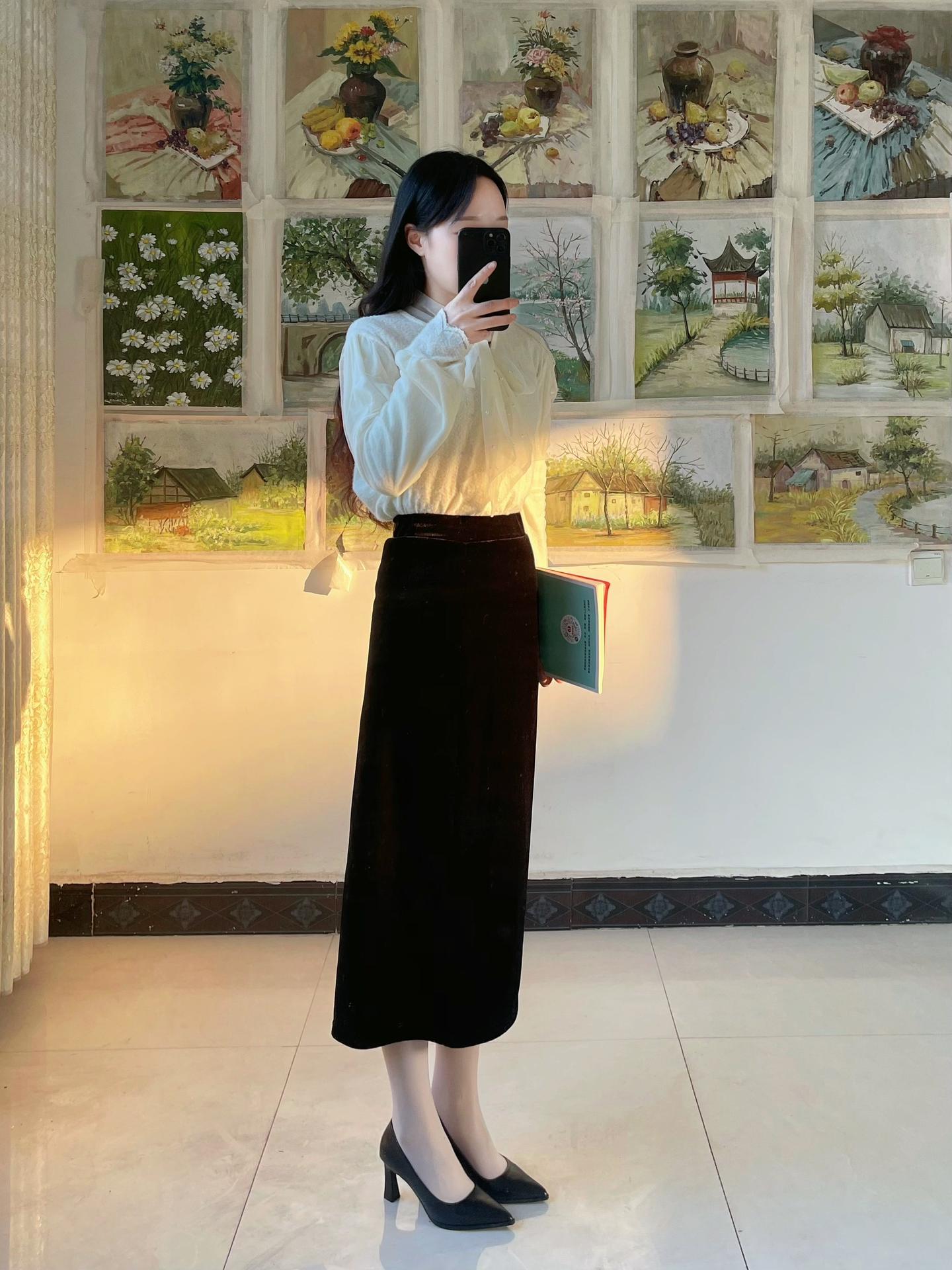 我站在讲台这头，目送你走向更远的路口。教育是一场温柔的放手，愿你带着这...