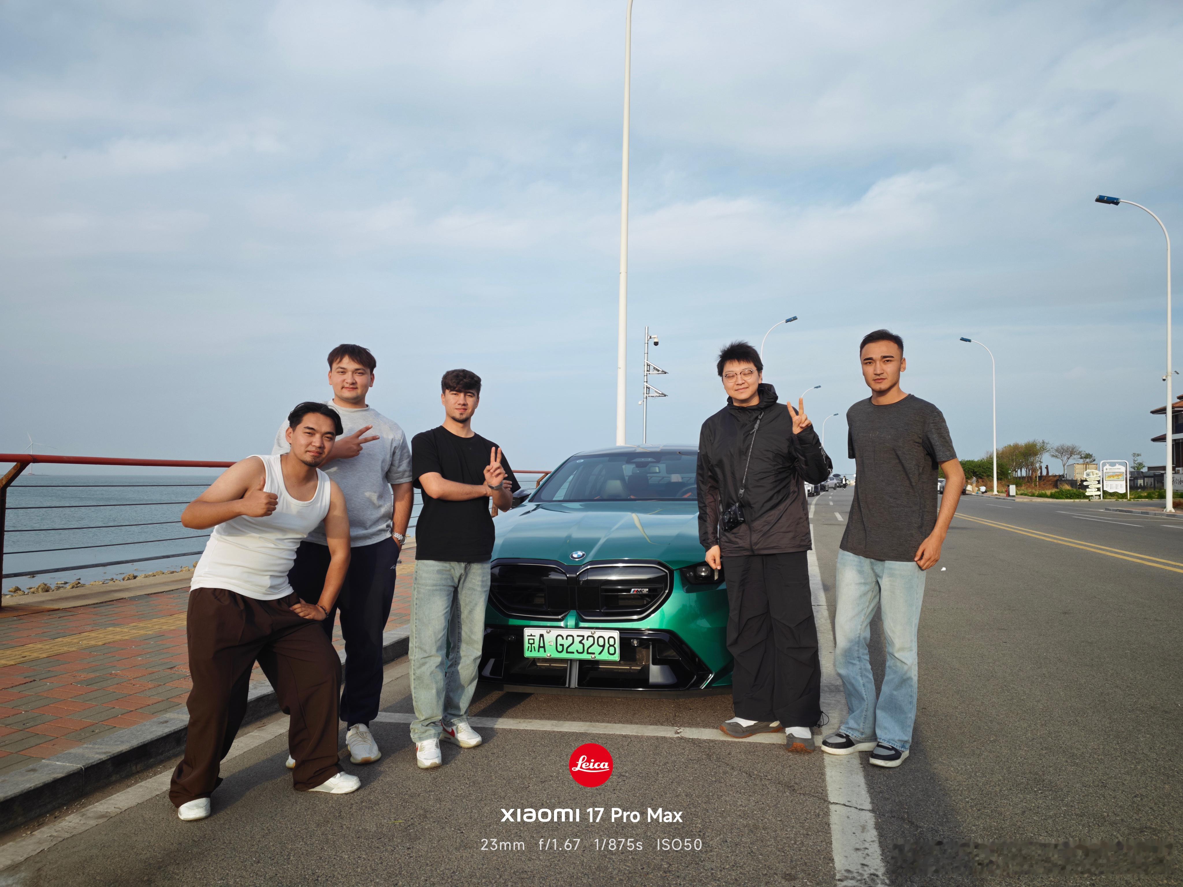 今天驾驶BMW M5到天津一个宝藏地取景，遇到了来自新疆的BMW粉丝。对于驾驶乐