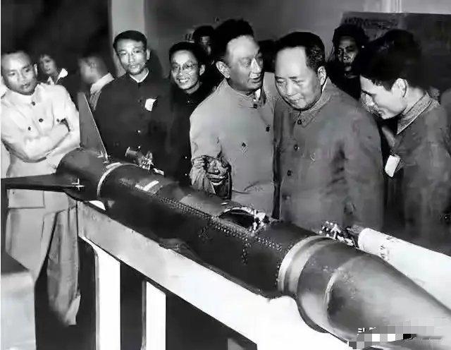 当时毛主席在视察，谁知道这个火箭叫什么名字 