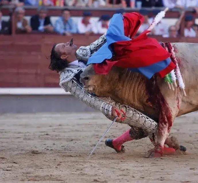 这是2010年5月21日西班牙斗牛史上最刺激最激动人心的时刻。西班牙斗牛士阿帕里