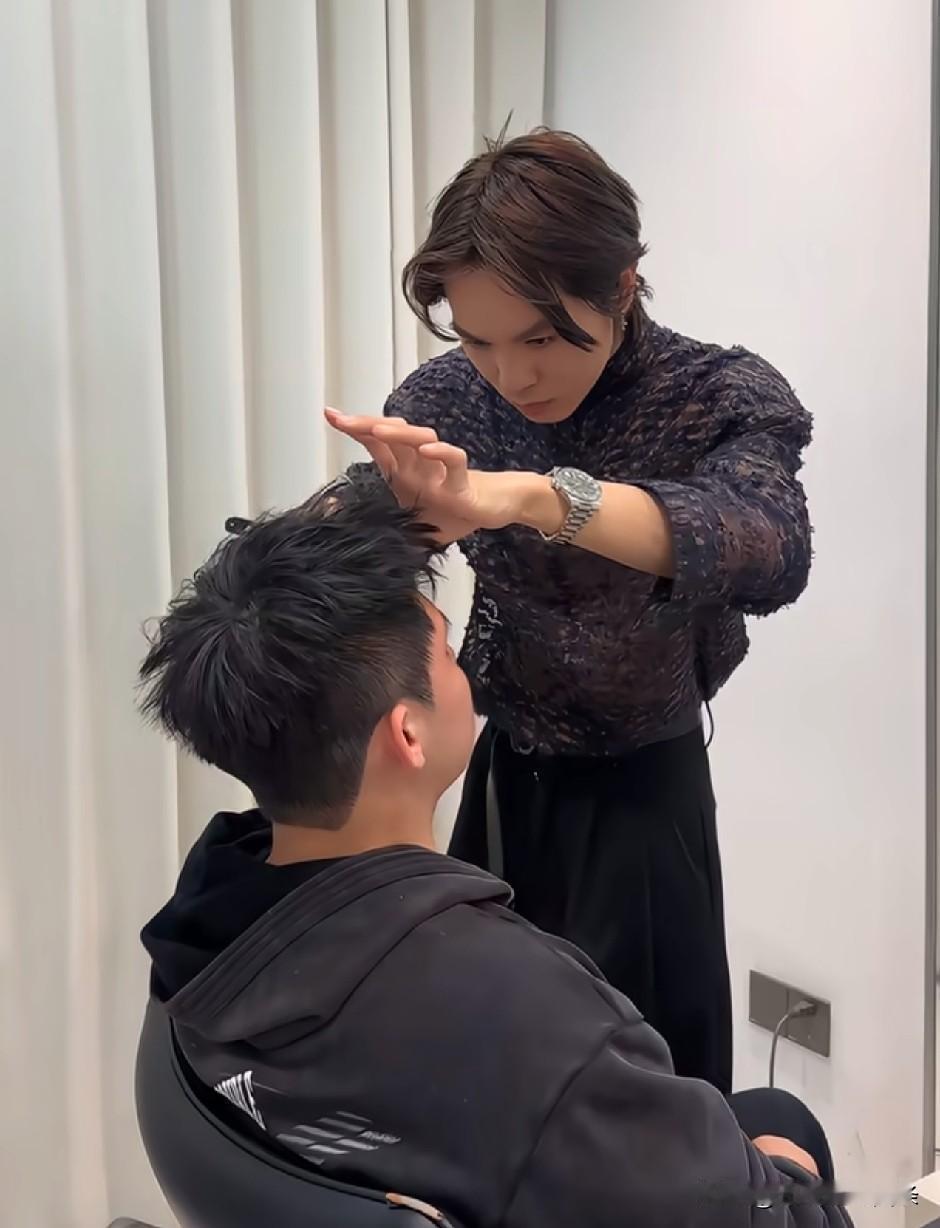 石头哥回海南剪头发了，
托尼老师分享了最新发型。
托尼看石头哥去剪头发，是真用心