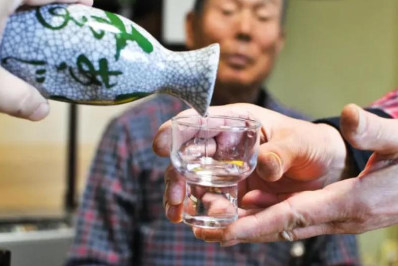 喝白酒后，如果身体一旦有这2个迹象，说明你已不适合饮酒，建议早戒酒！

在一个小