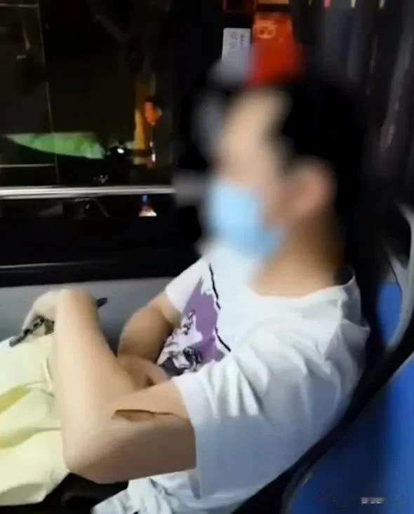 在一次同学聚会上，我经历了一个意想不到的艰难的情感故事。那天，一个女同学在聚会上