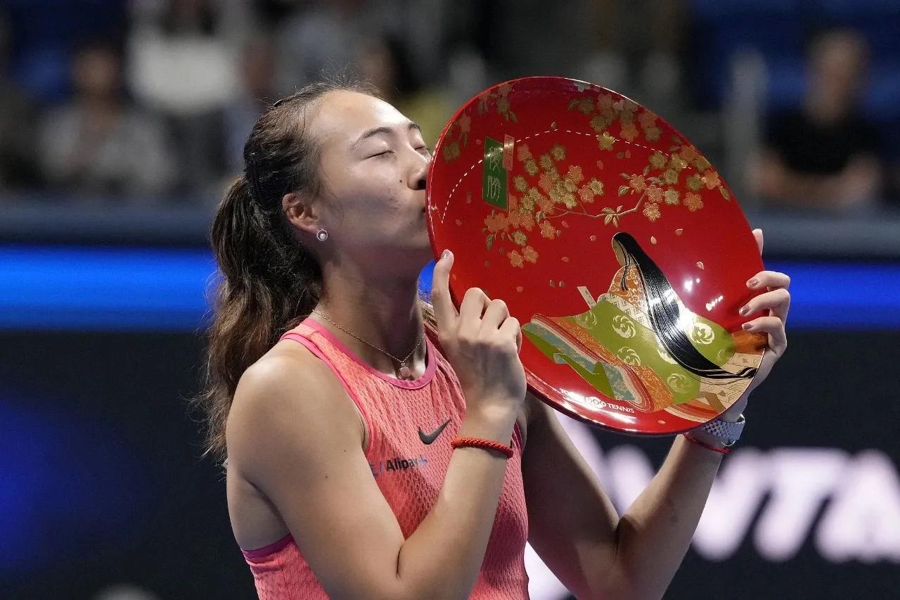 今年宁波WTA500冠军奖杯，也是漆器[爱慕]——东京WTA500冠军，也是漆器