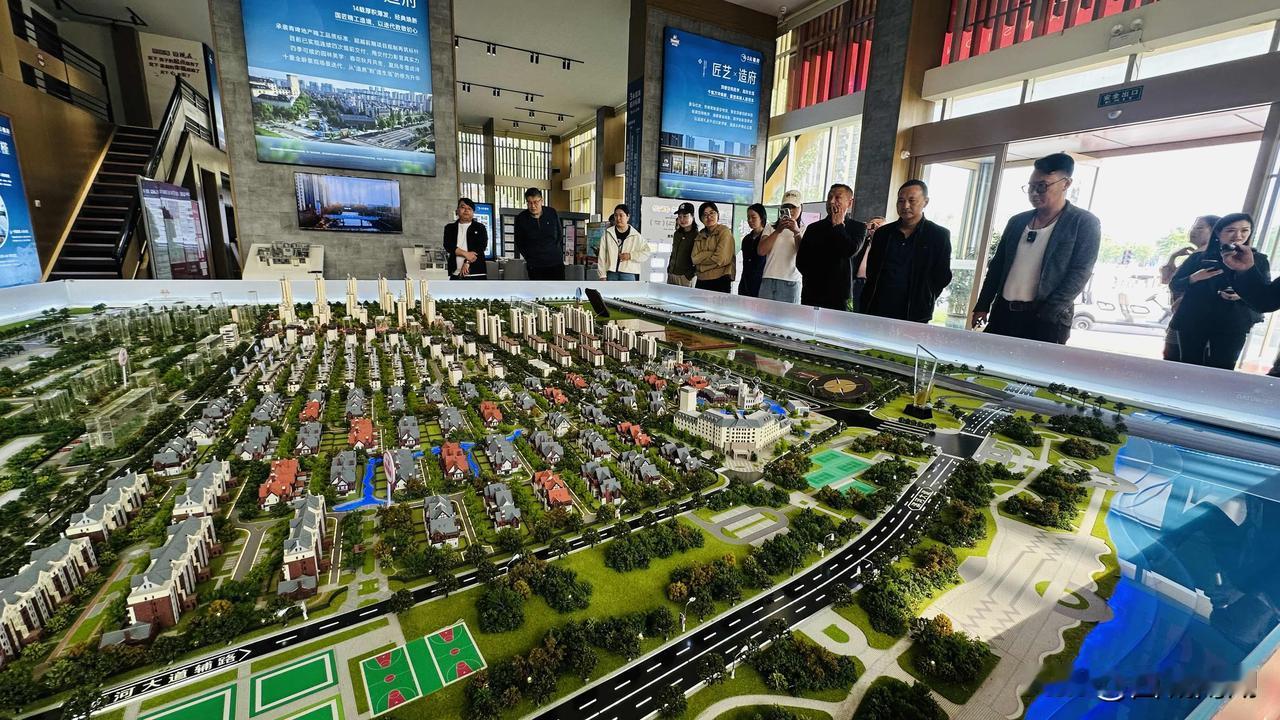 当大部分民众将诗和远方选择在滨河两岸露营，消费降级的惨烈和悲壮肉眼可见。
即便放