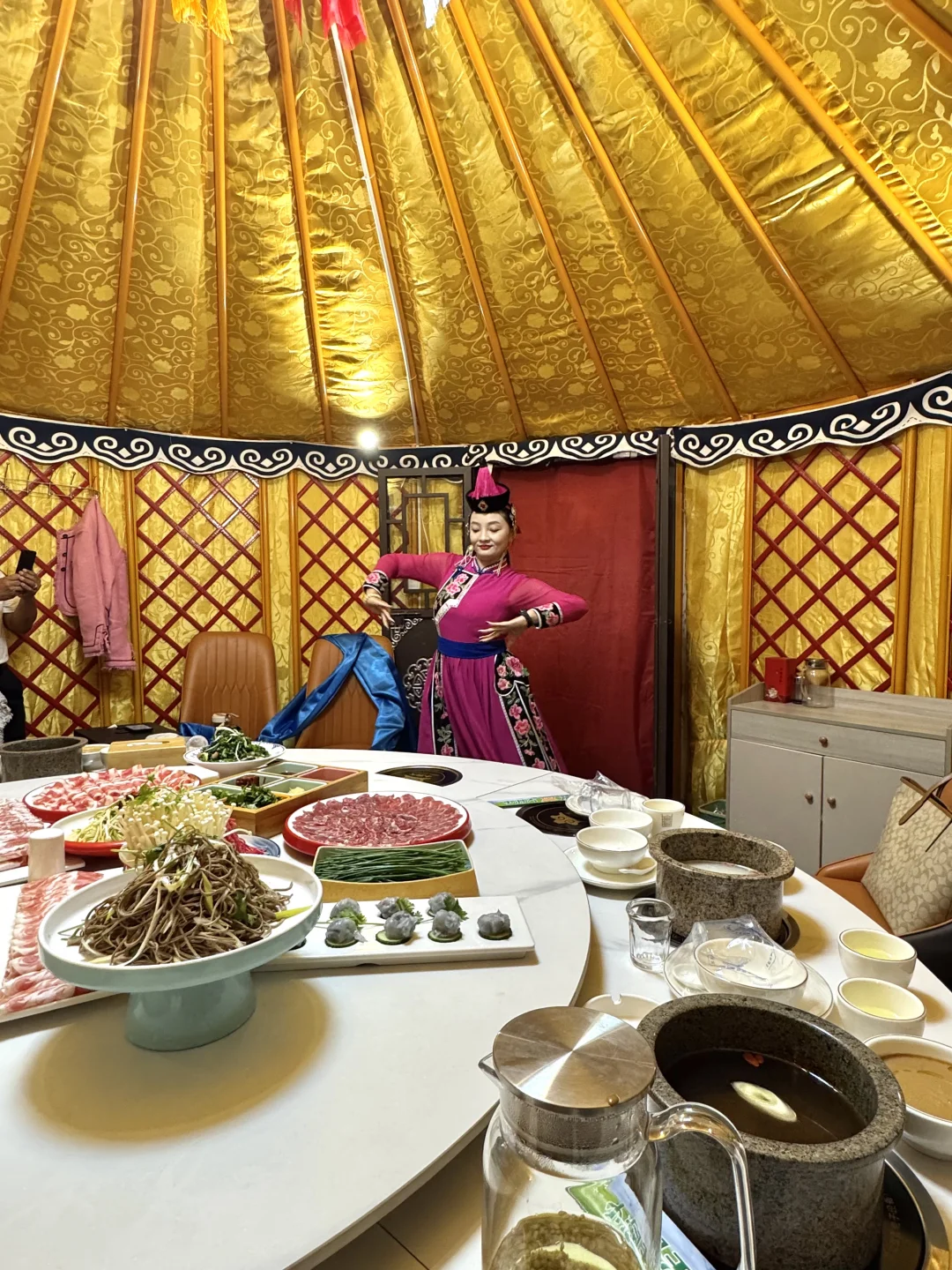 不是内蒙！是保定！吃顿饭又唱又跳的…