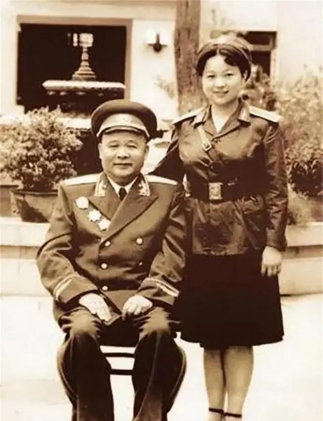 1955年，与徐海东失散二十多年的女儿徐文金在广播中听到了父亲的名字。她怎么也没