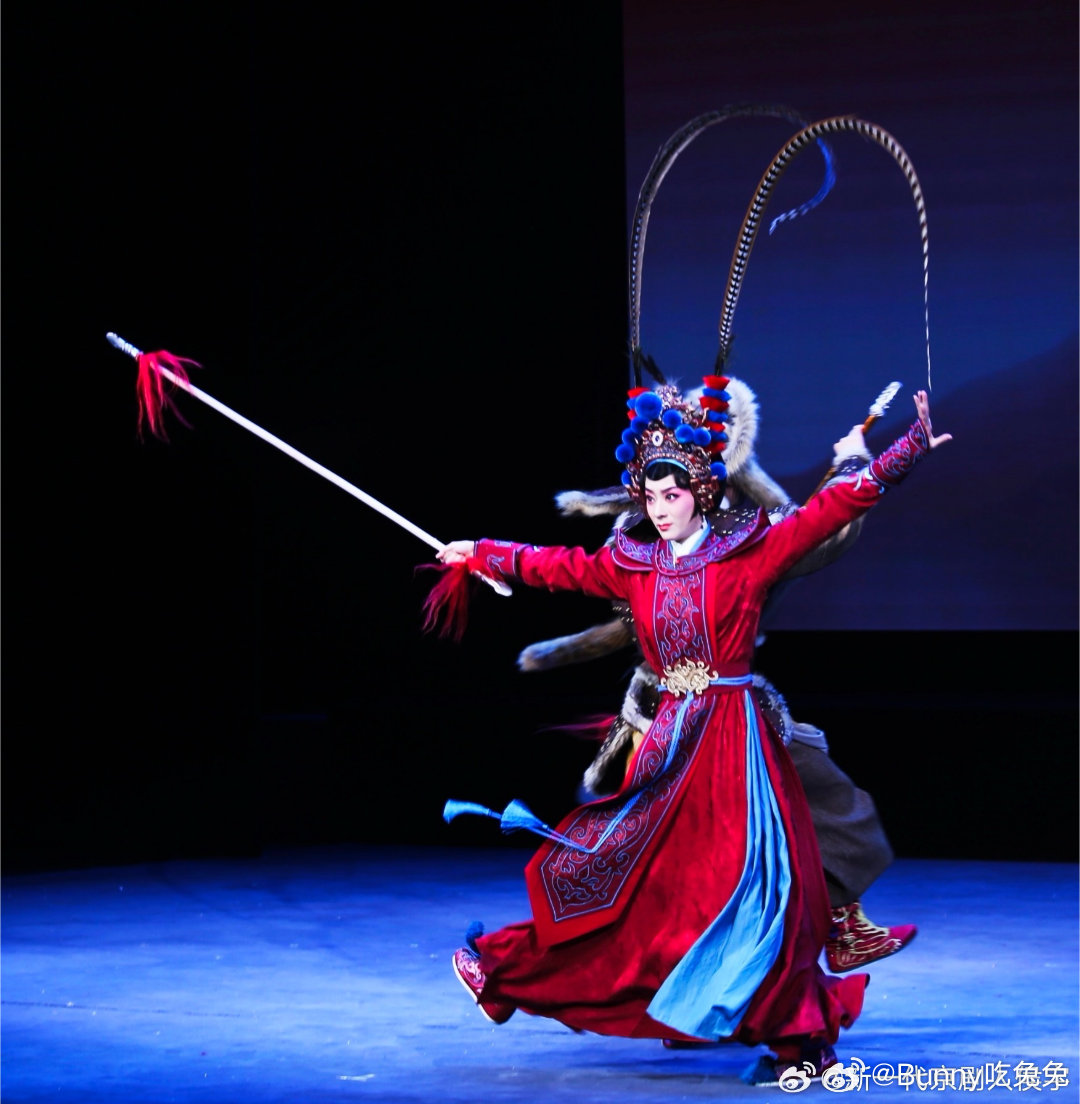 侯宇38岁入行34年了侯宇四岁就开始唱京剧了 侯宇简直是京剧界的传奇，38年人生