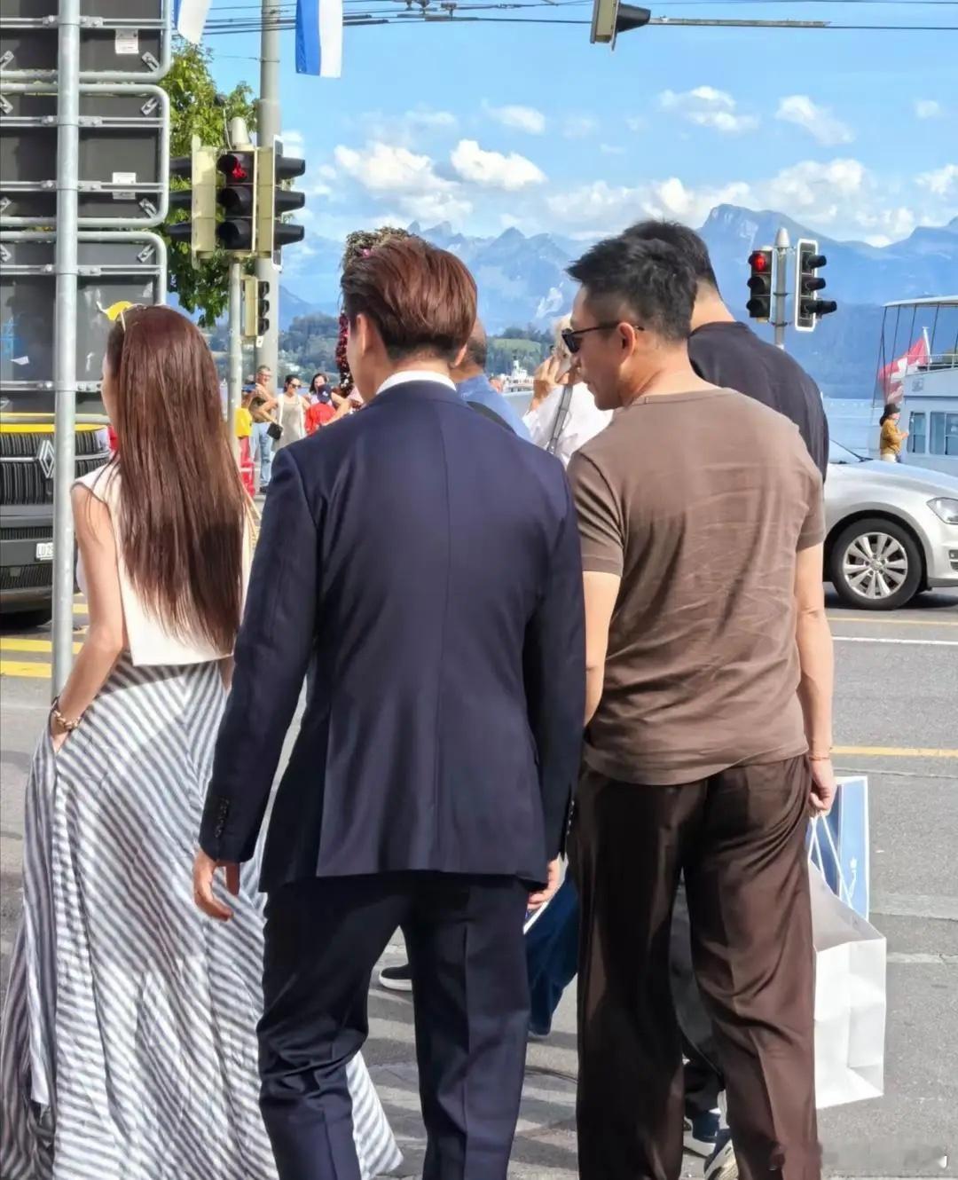 45岁汪小菲和老婆马筱梅现身瑞士街头被偶遇，他们夫妻俩打扮休闲时尚有型又不失大气