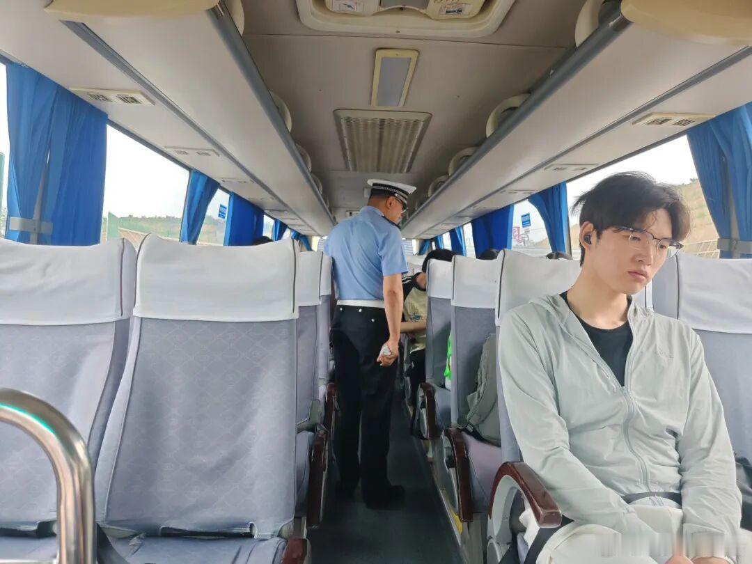 兰州交警筑牢夏季高速平安防线针对 “两客一危一货”、七座面包车重点查验，从车辆资