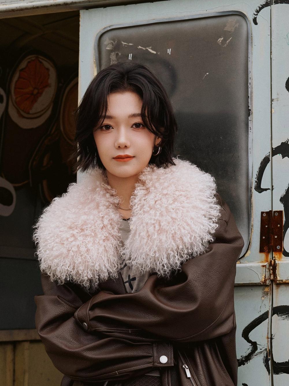 希林娜依高的美拉德风杀疯了！棕色皮衣+毛绒领=又酷又暖的秋日女王