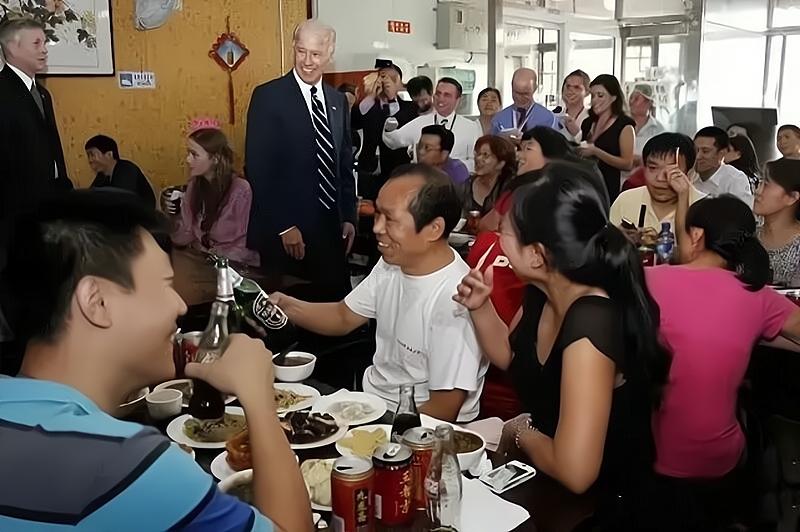 2011年，北京一家餐厅，西装革履的拜登前来就餐，他也想品尝一下中国美食，此时他