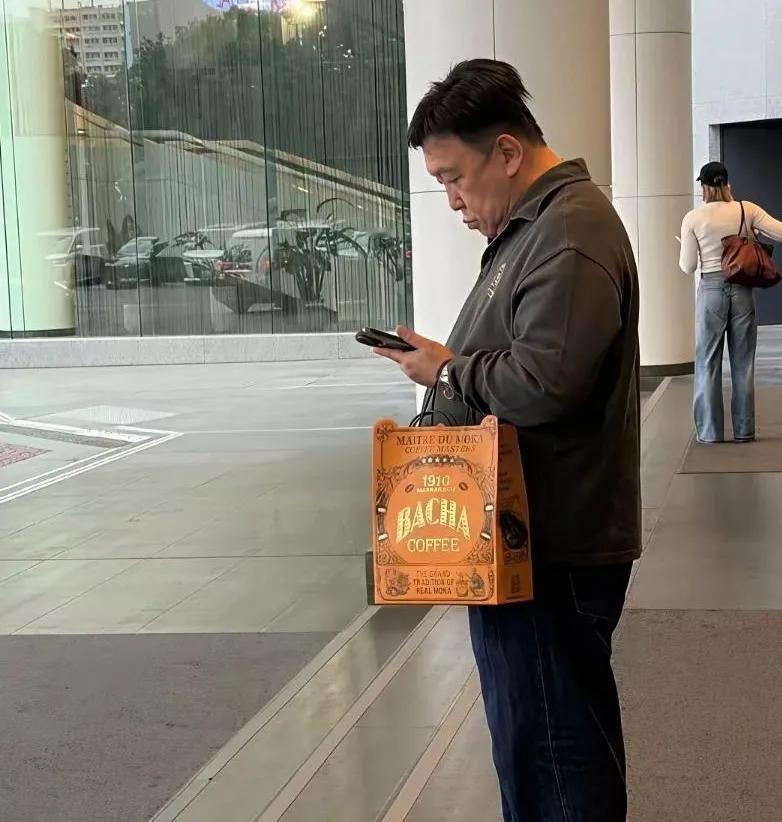 王晶这是看啥呢，如此旁若无人，聚精会神！

王晶我非常欣赏的一位导演，当然我指的