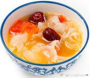 。以下是一些适合的养生食谱：
木瓜红枣银耳奶羹：取银耳30g、木瓜150g、红枣