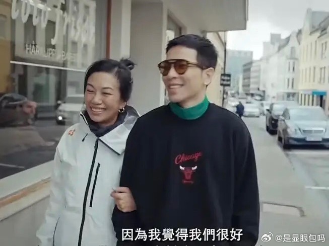 萧敬腾林有慧国外度假，搂肩膀，挽着胳膊逛街，牵手去海边散步，又找到热恋的感觉了。