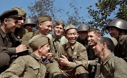 苏联著名狙击手谢苗·诺莫科诺夫与他的战友们；谢苗·诺莫科诺夫在41岁时上战场，凭