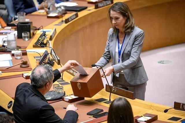 中方否决关于伊朗提议后，八国联合讨说法，新加坡表现最积极，要取消一票否决，不用费