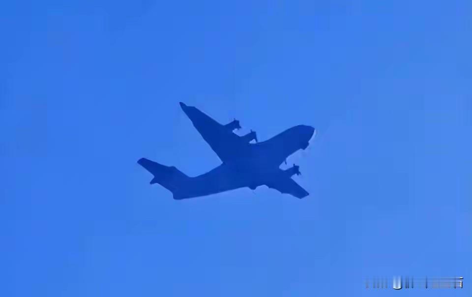 运-15首飞，这对陆军来说简直是“空中重拳”出击！之前陆军空突旅靠直升机加山猫突