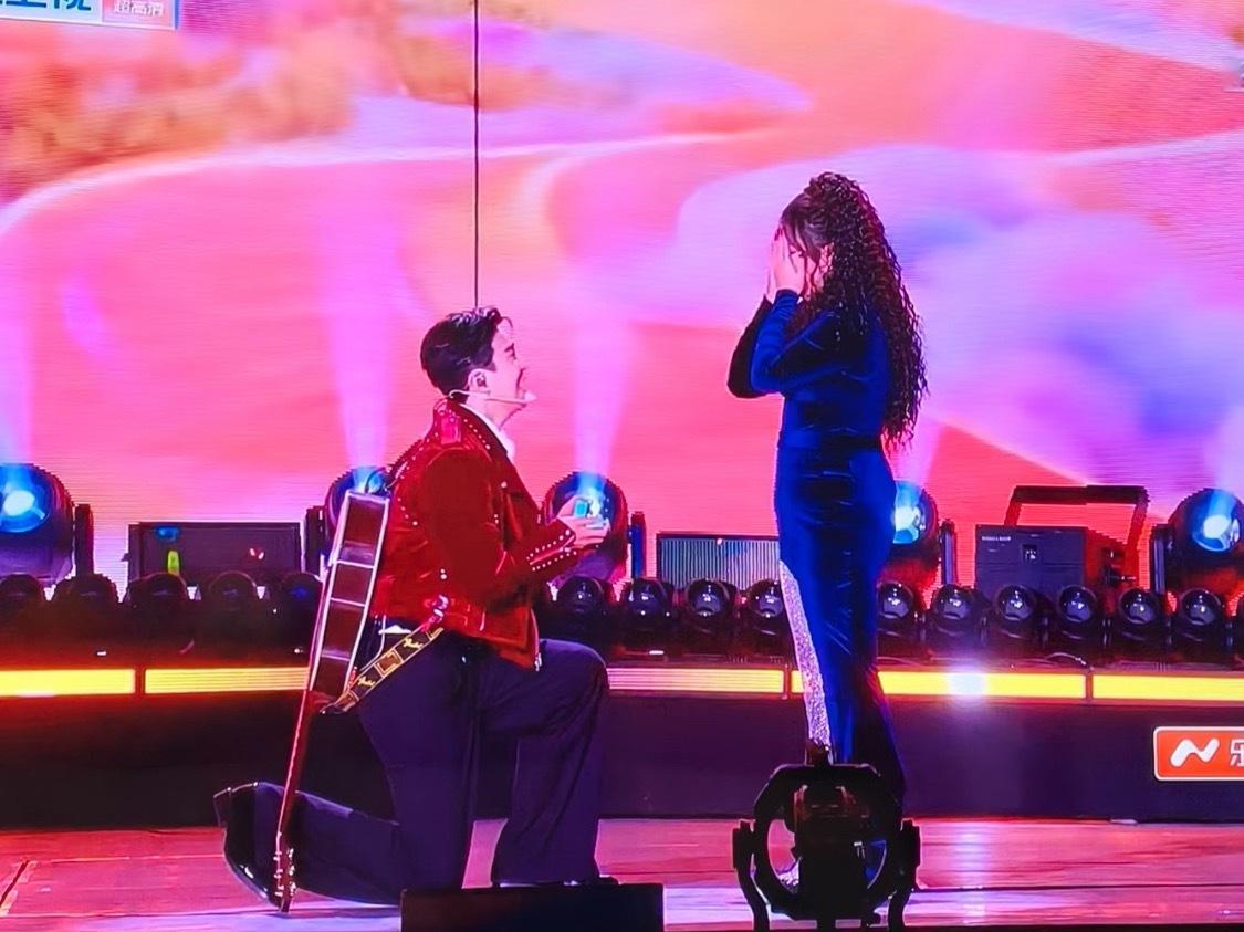 李川求婚锤娜丽莎好感动感觉每次李川看锤锤的眼神都充满爱意又是为别人的幸福流泪的一