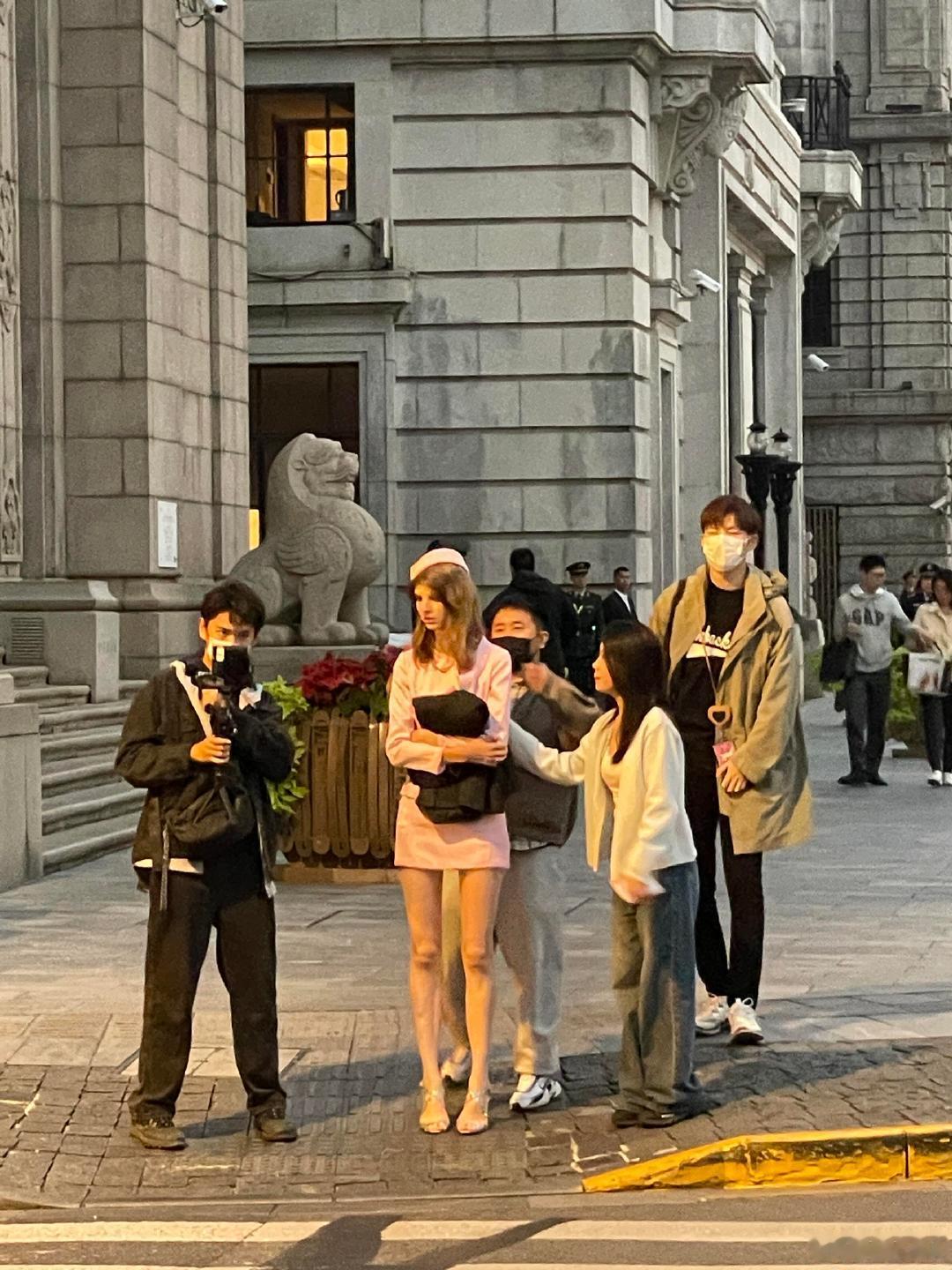 偶遇董力陪老婆拍摄 上海偶遇董力陪阿诺拍摄，很难不注意到他俩吧哈哈哈哈 上海偶遇