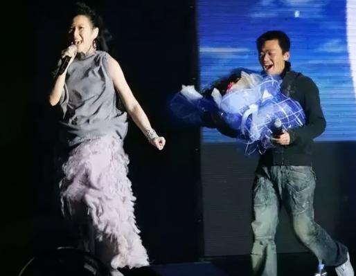 2008年，刘若英开演唱会前，给王宝强打电话，邀请他过来当嘉宾。可是王宝强直接冷