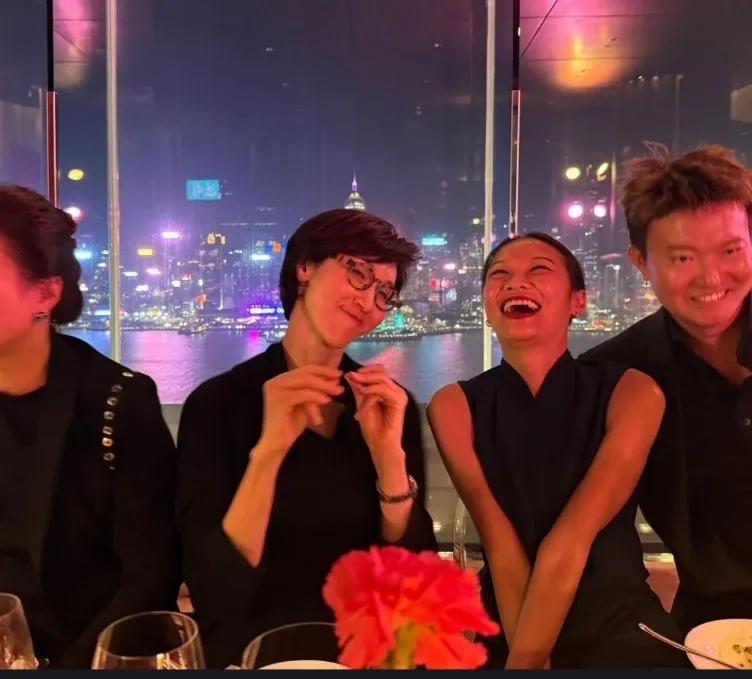 离婚后的卢素英，日子不要太自在！
身价过亿，三个孩子已经进入Sk核心部门，不用操