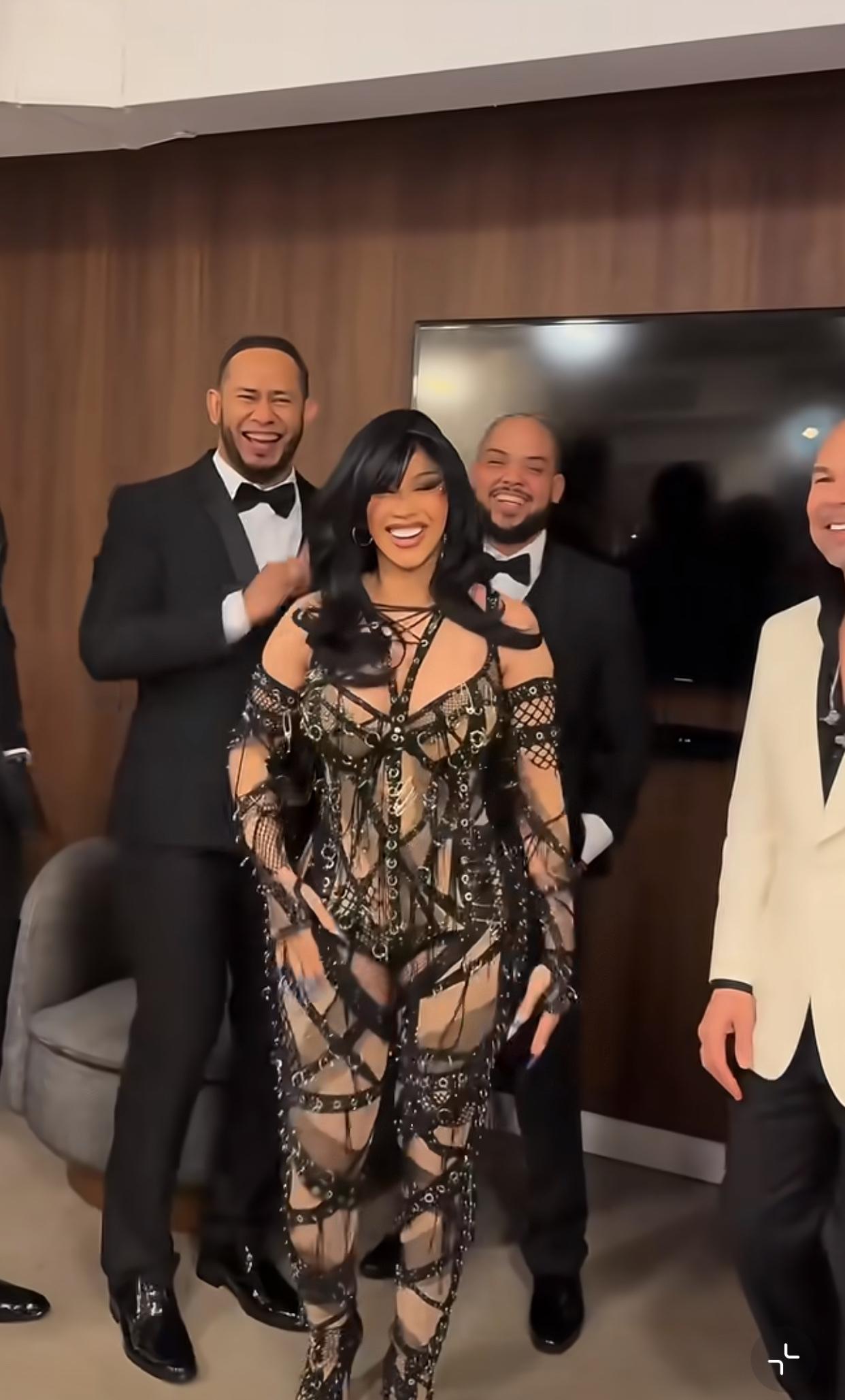 要不说外国女明星敢穿呢？看看Cardi B卡姐穿的这件战袍，多炸裂呀

不过，她