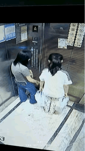 这对母女太缺德了！安徽一对母女在小区坐电梯回家，电梯上到31楼，当电梯门打开时，