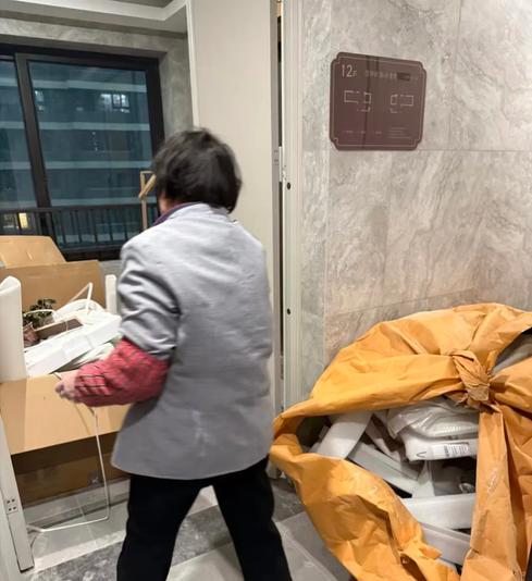 上海汤臣一品一名 50 岁保洁阿姨收拾出 5 个茅台空瓶，打算送到废品站换零花钱