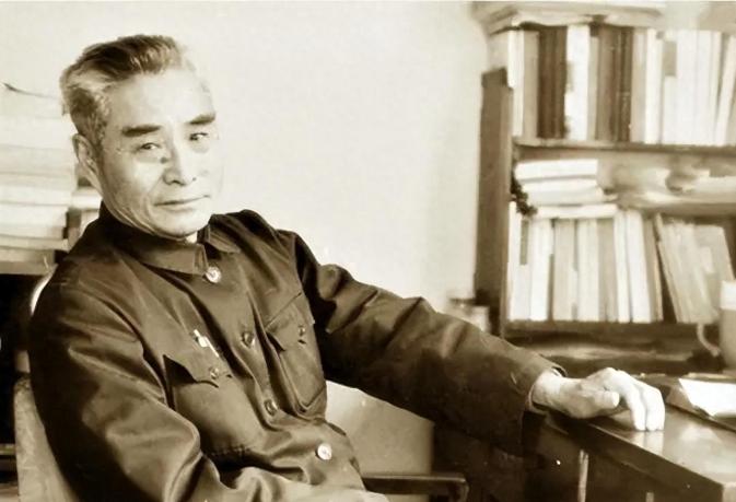 1983年，原国民党中将黄维，拿到了他南京房产的退房款，他决定将这些钱拿出一部分
