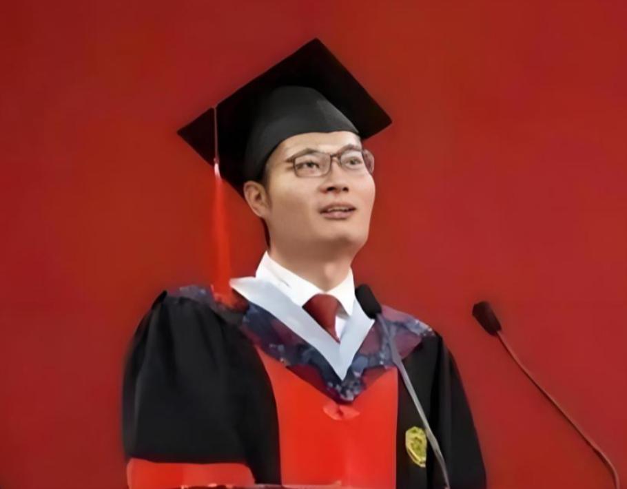 1999年，北大博士王永强移民美国后，整整20年都未回国。其母亲病危后，在镜头面