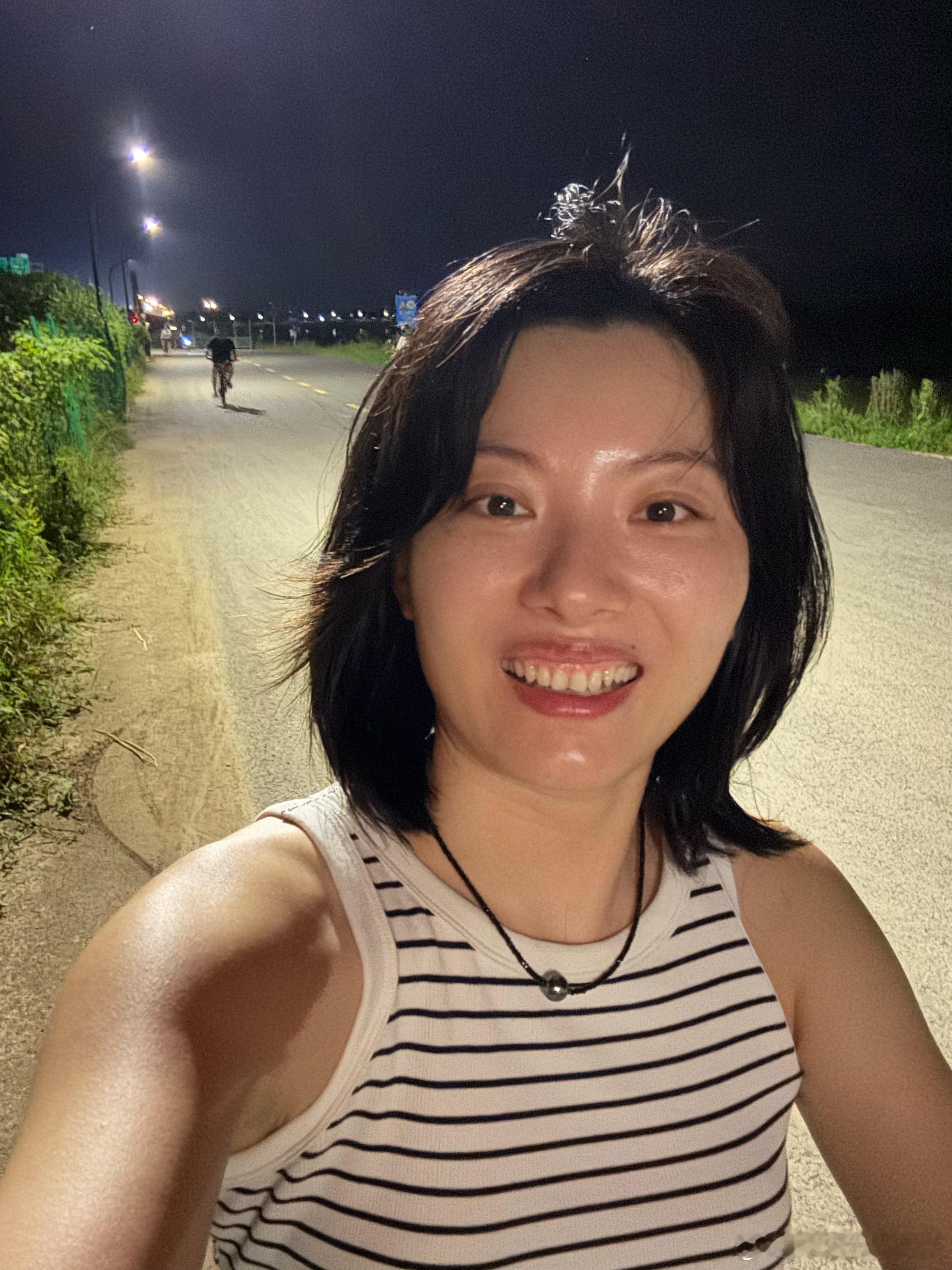 今天阿莫斯弟弟来我们家住原本想带他健身房健身后来带他户外骑行了 15km看看我们