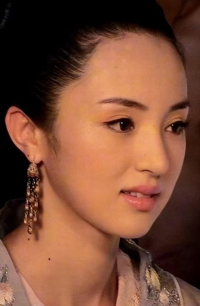 早期的董璇有一点像泽尻英龙华 ​​​