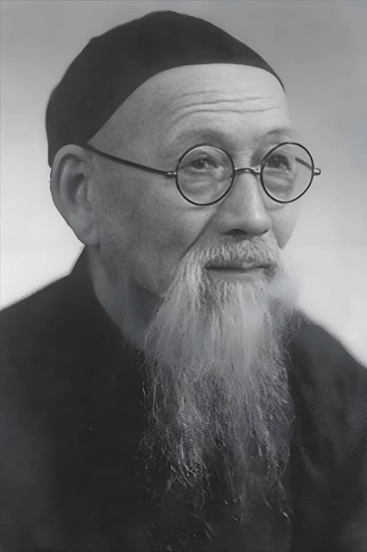 1931年，宋美龄陪母亲游杭州，半个月挥霍了一万三千多块大洋。账单送到浙江省政府