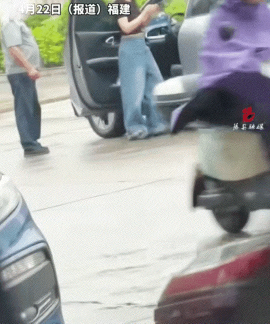 福建，一女子与保安发生了口角，双方理论之时，女子下车上前就踹了保安一脚，可能女子