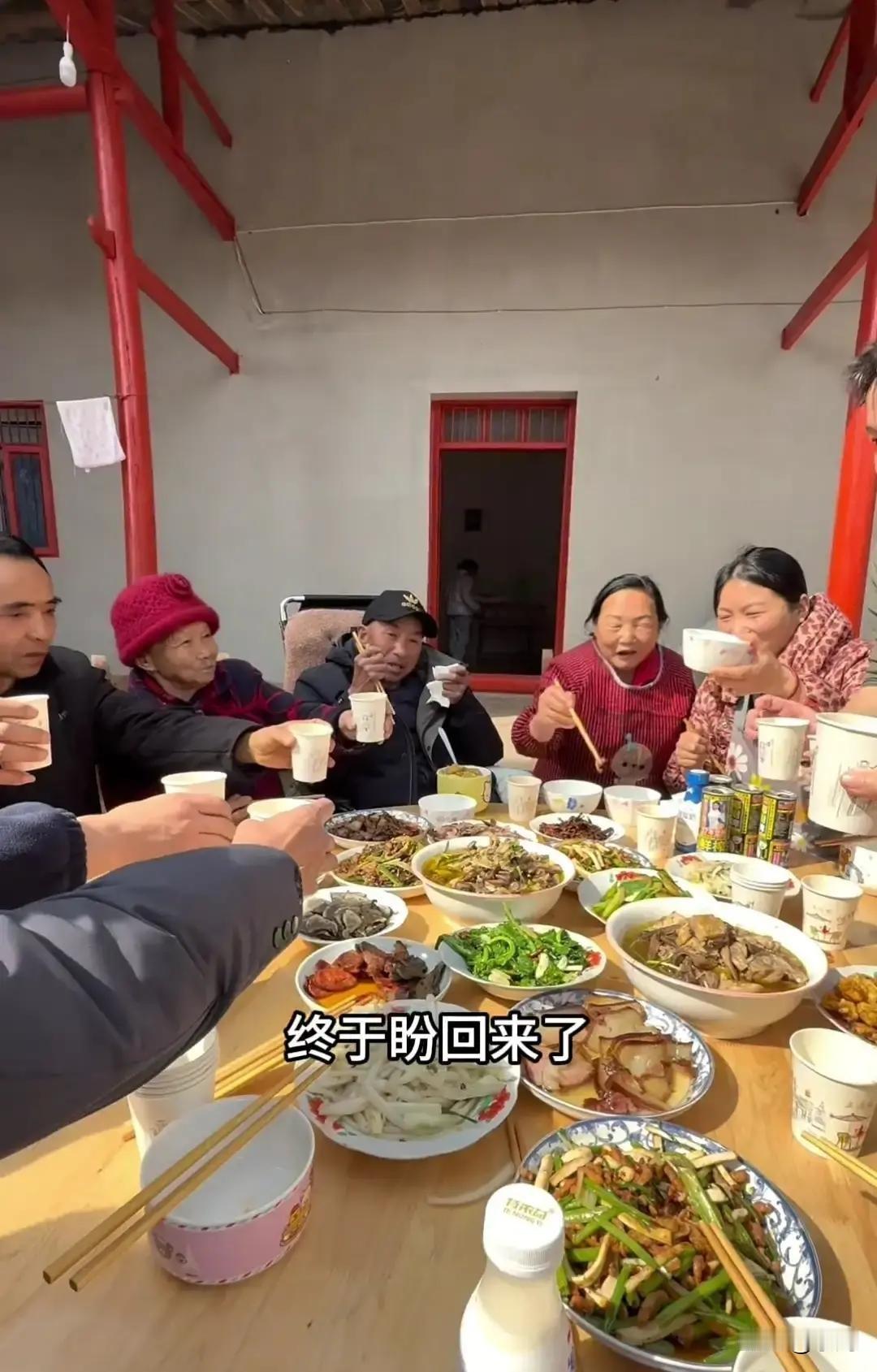 谢浩男刚发完一条视频，评论区就炸了。

他抱着两岁半的女儿站在厨房门口，孩子手里