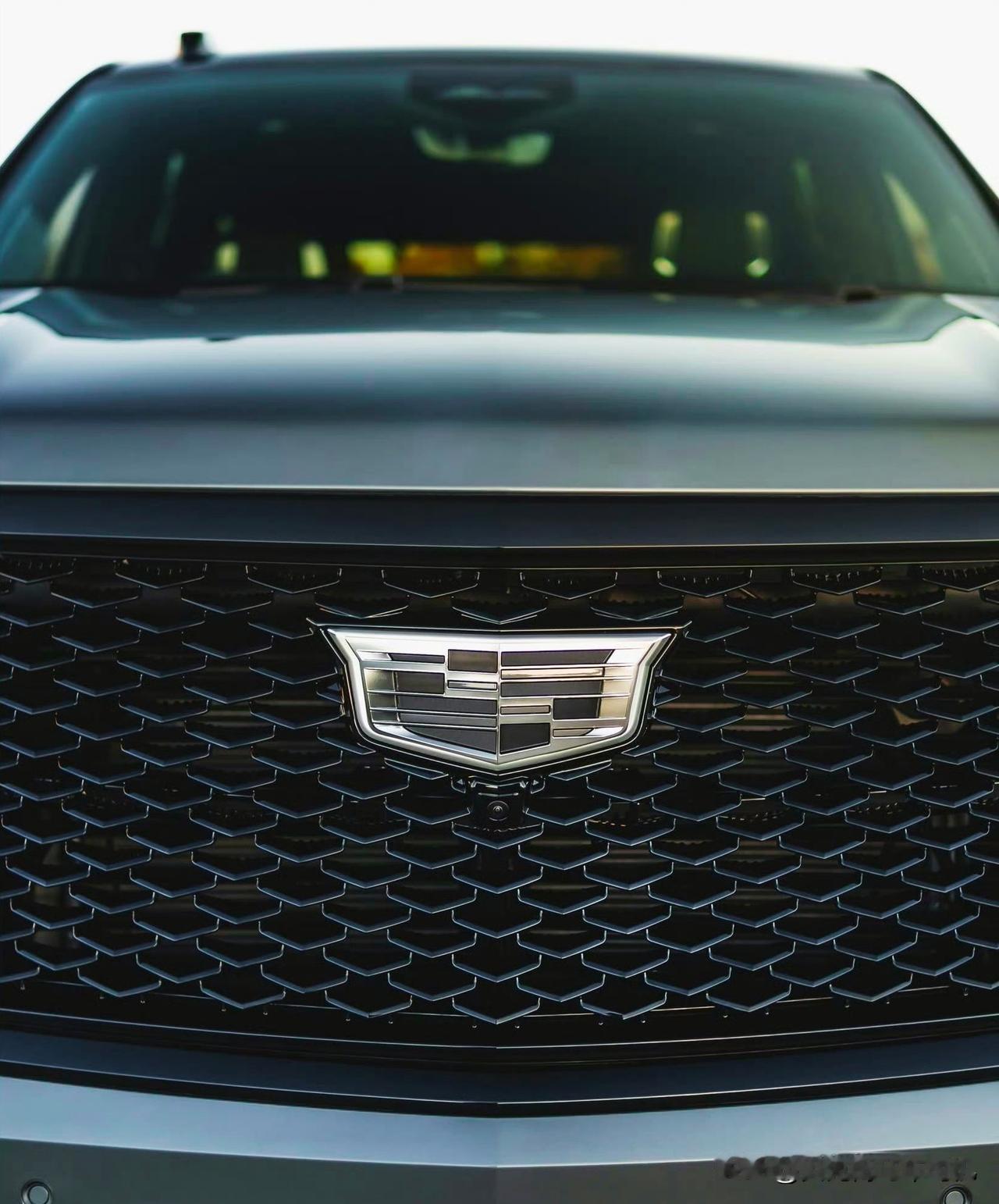 凯迪拉克凯雷德的外观造型和气场，
跟极氪9X、岚图泰山，领克900等比较，有优势