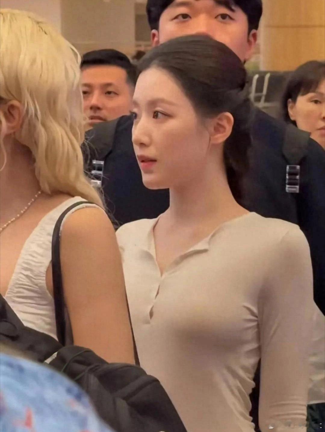 叶舒华的颜值在她们团就是鹤立鸡群，永远都是焦点。她以后发展会更大，毕竟小荷才露尖