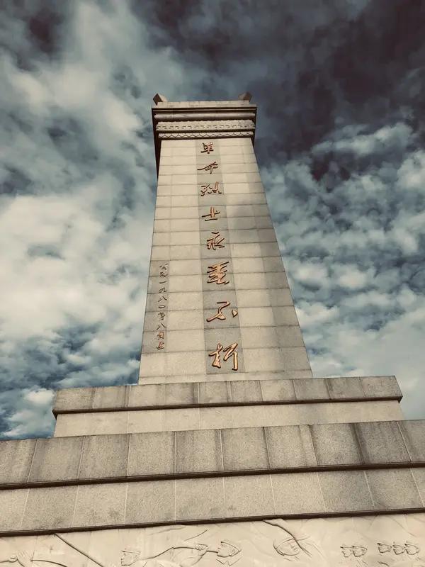 《英烈千古佑华夏，民族复兴再砥砺》
一个穿越连今昔，
隔辈交流说巨变。
峰火岁月