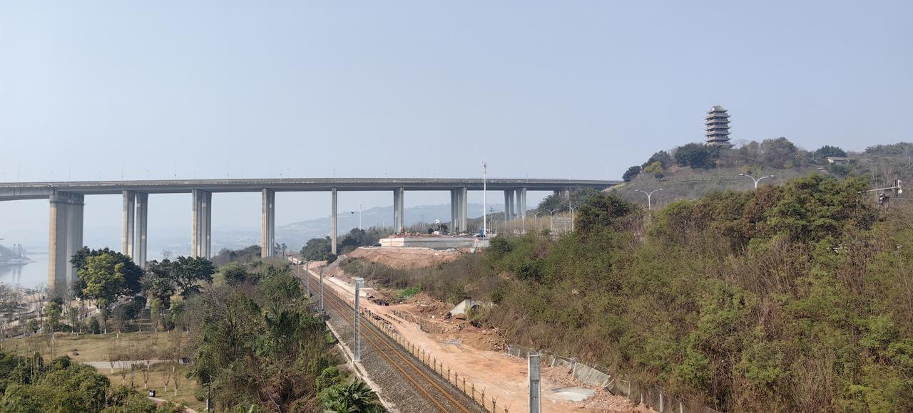 我渡区南端，鱼洞长江大桥下、成渝铁路外侧的钓鱼嘴公园（西区），虽然只是“半成品”