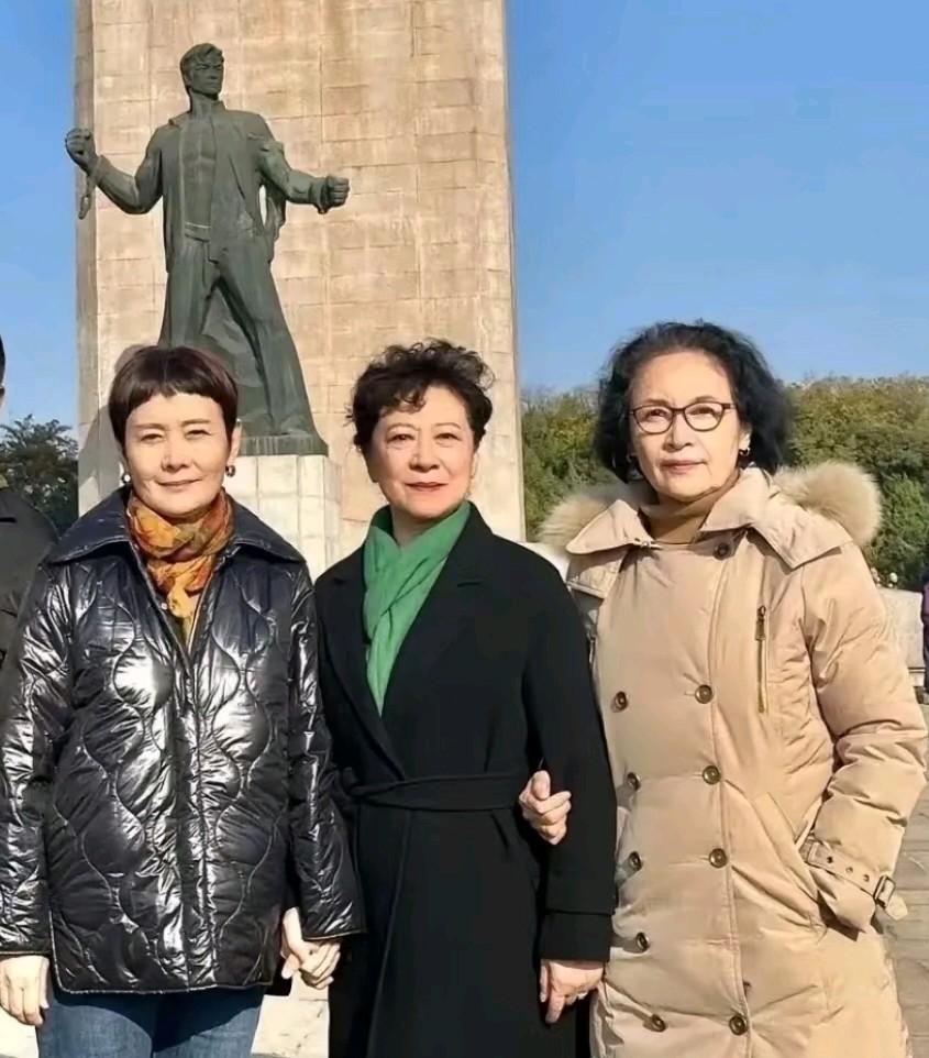 这三位全认识的不多吧？气质都杠杠的好！

我只知道中间的那位是王馥荔，一看就很有