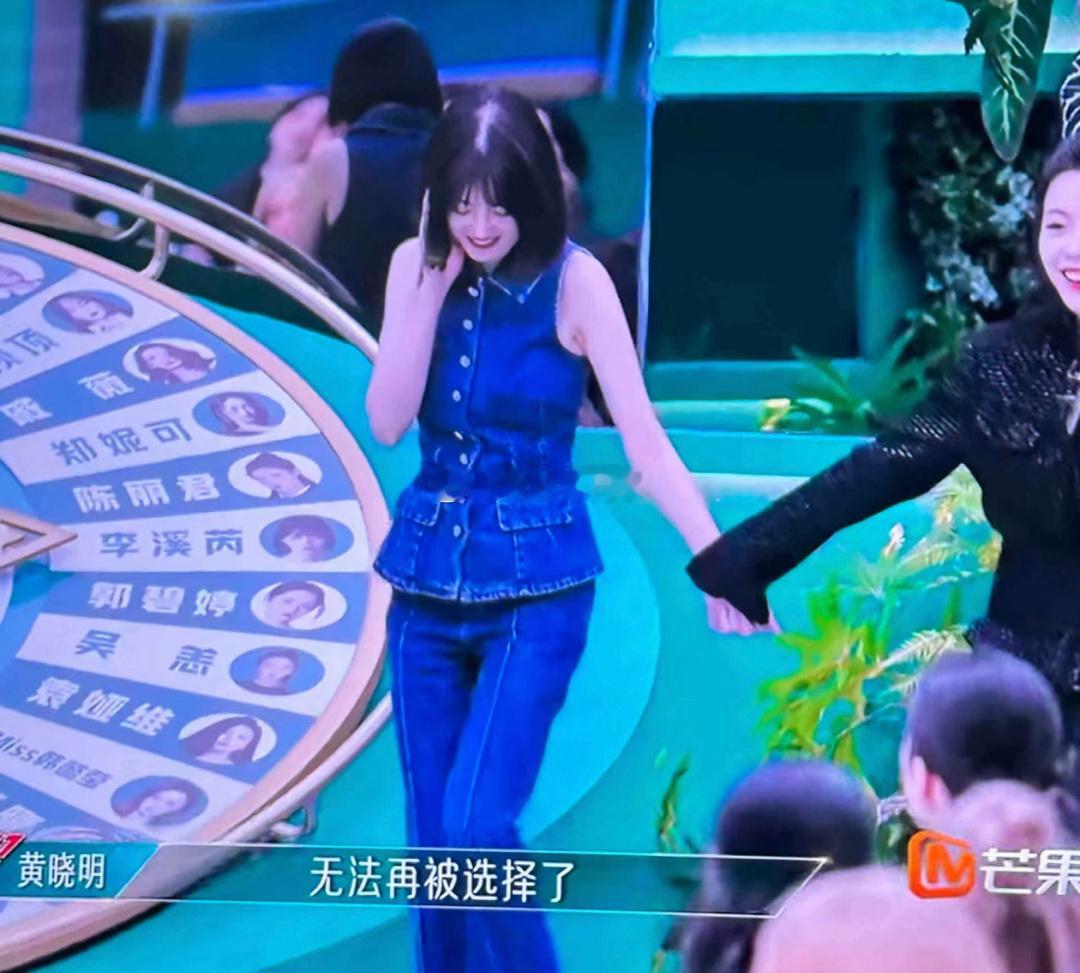 #李溪芮发缝#李溪芮的造型师也太不专业了吧，录节目好歹也涂发际粉戴假发片啊[哆啦