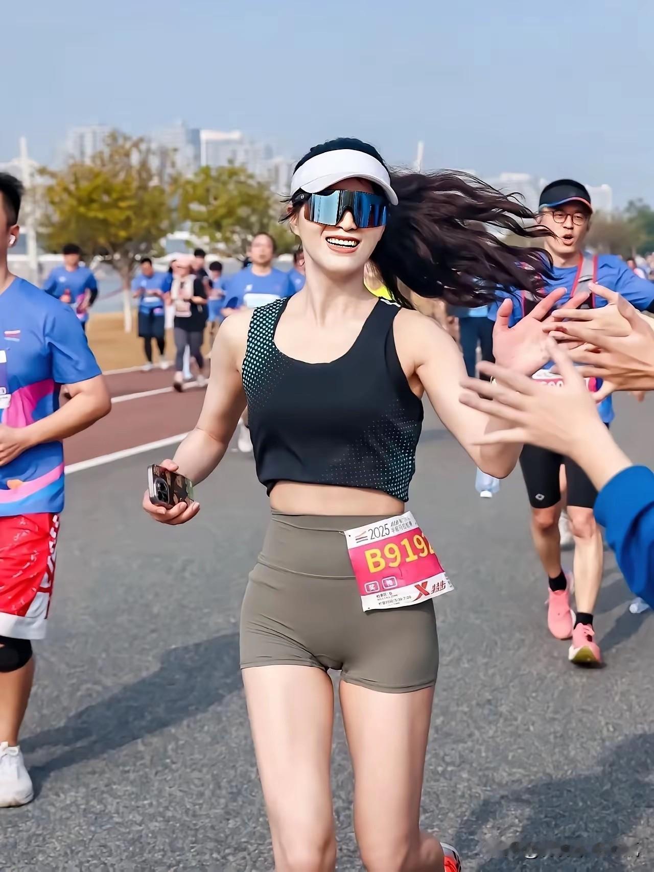 终于知道美女为什么喜欢参加马拉松了