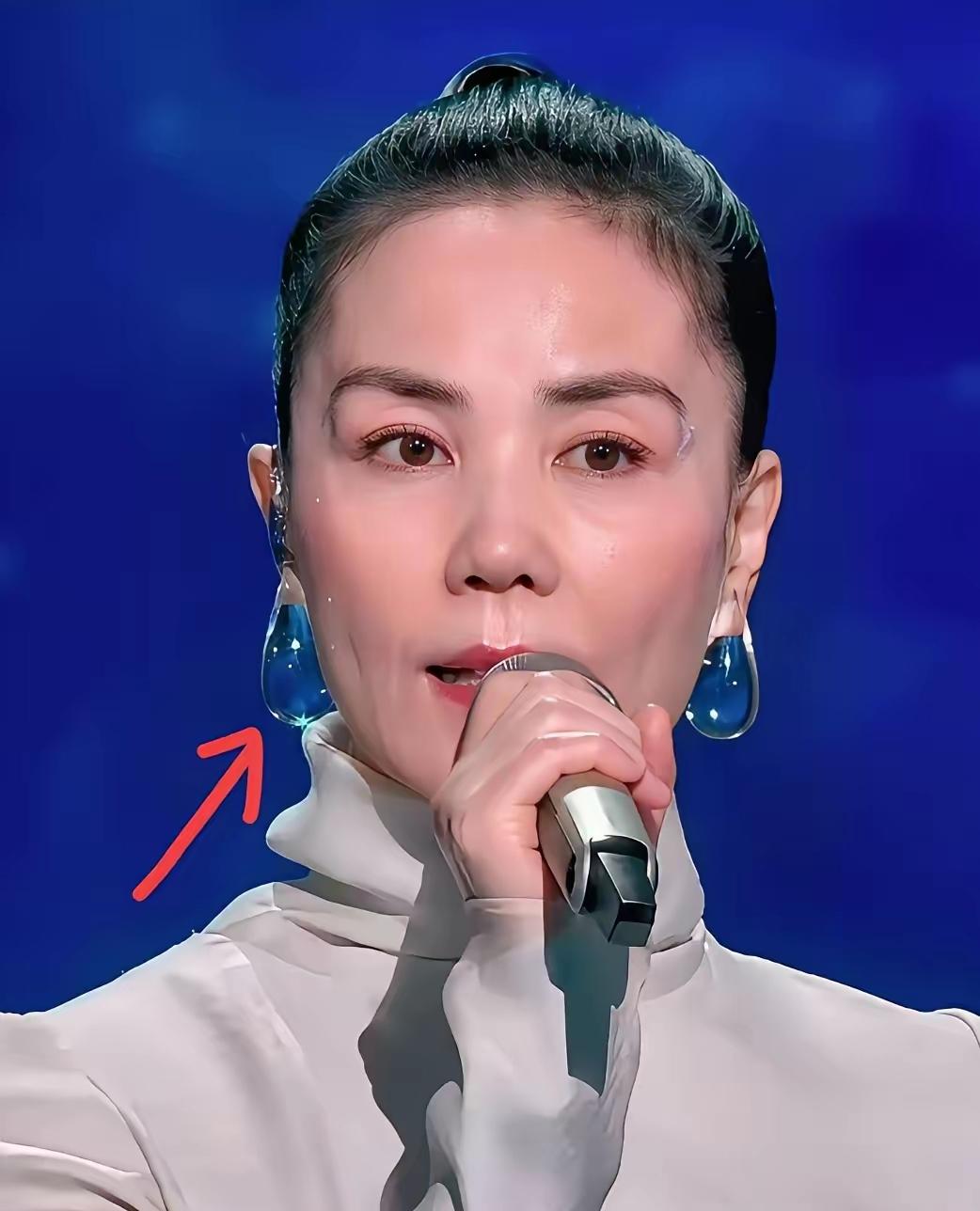 昨天春晚，王菲第六次登台献唱《你我经历的一刻》，星空舞台配上空灵嗓音，一开口就治