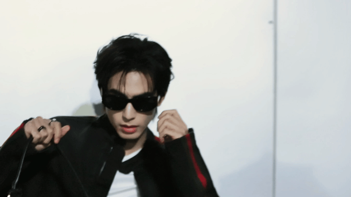 宋威龙副驾视角 谁能想到一个副驾视角能拍出这种效果？宋威龙就这么随便靠着车窗，光