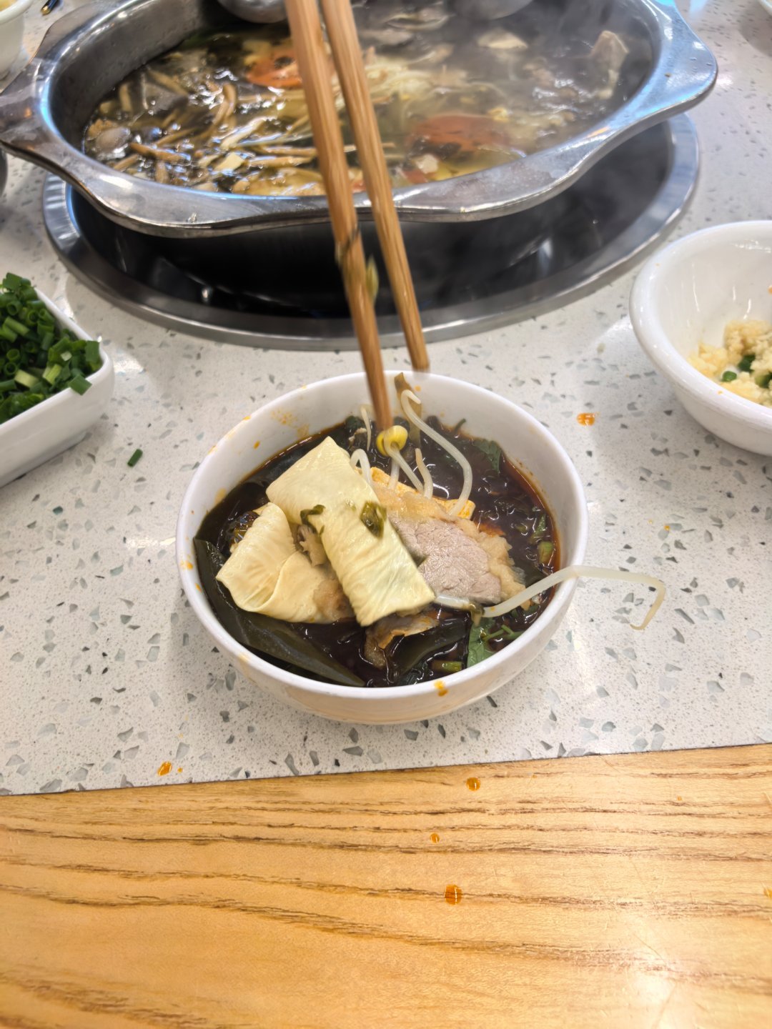 成都吃辣火锅吃的我肚子疼了两天，今天刚好点我就又来挑战了，蘸酱都红的发黑了 