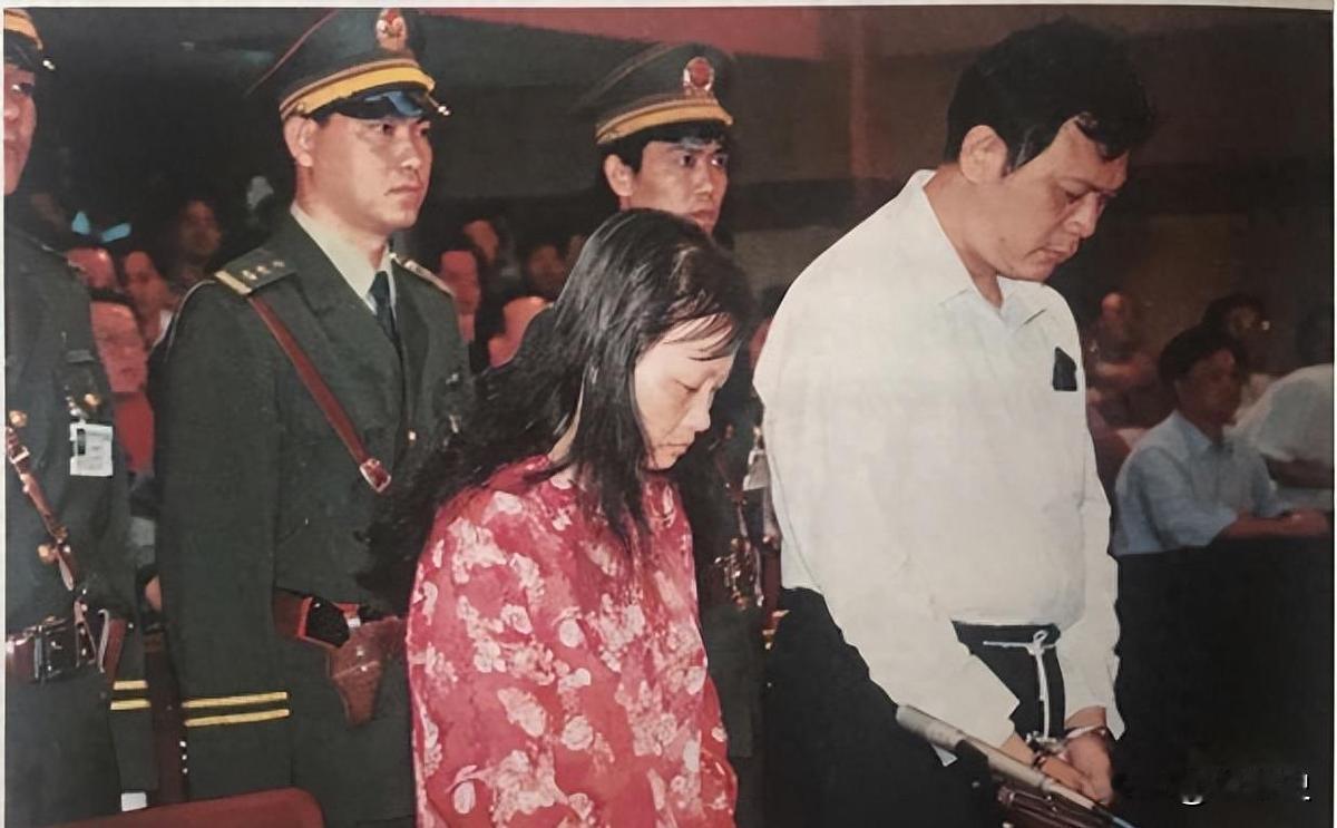 1998年，海南戚火贵和妻子一起同堂受审。判决之后，他在悔过材料中请求，希望能留
